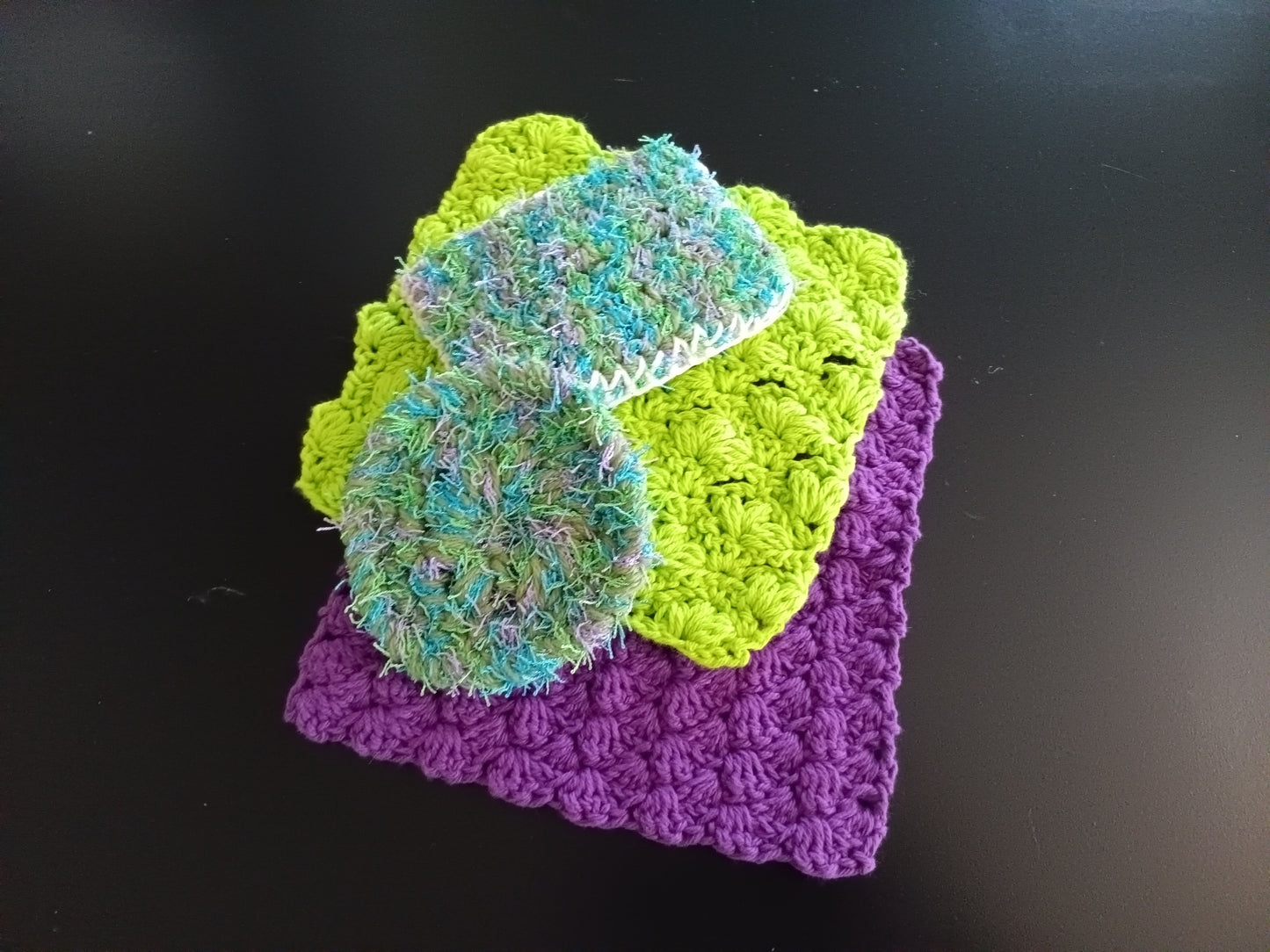 4 piece dish set with 2 dish cloths and 2 dish scrubs